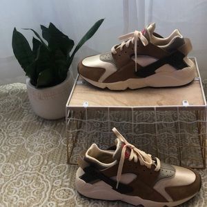 STUSSY X AIR HUARACHE LE PS 'DESERT OAK' 2021.